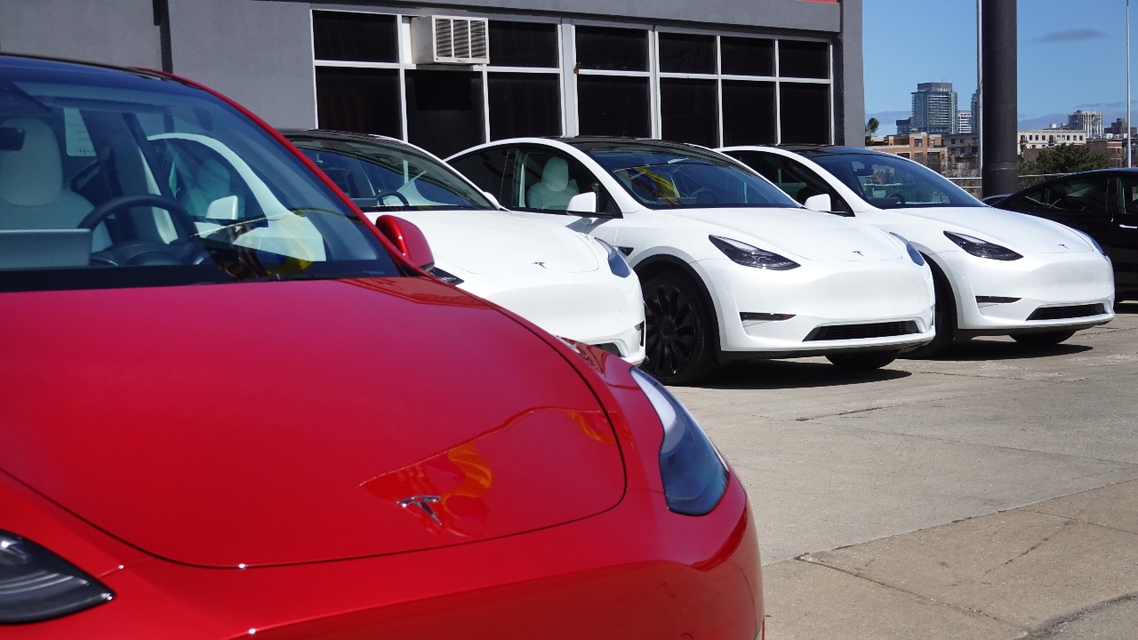 Tesla изтегля 1,8 млн. превозни средства заради технически проблем