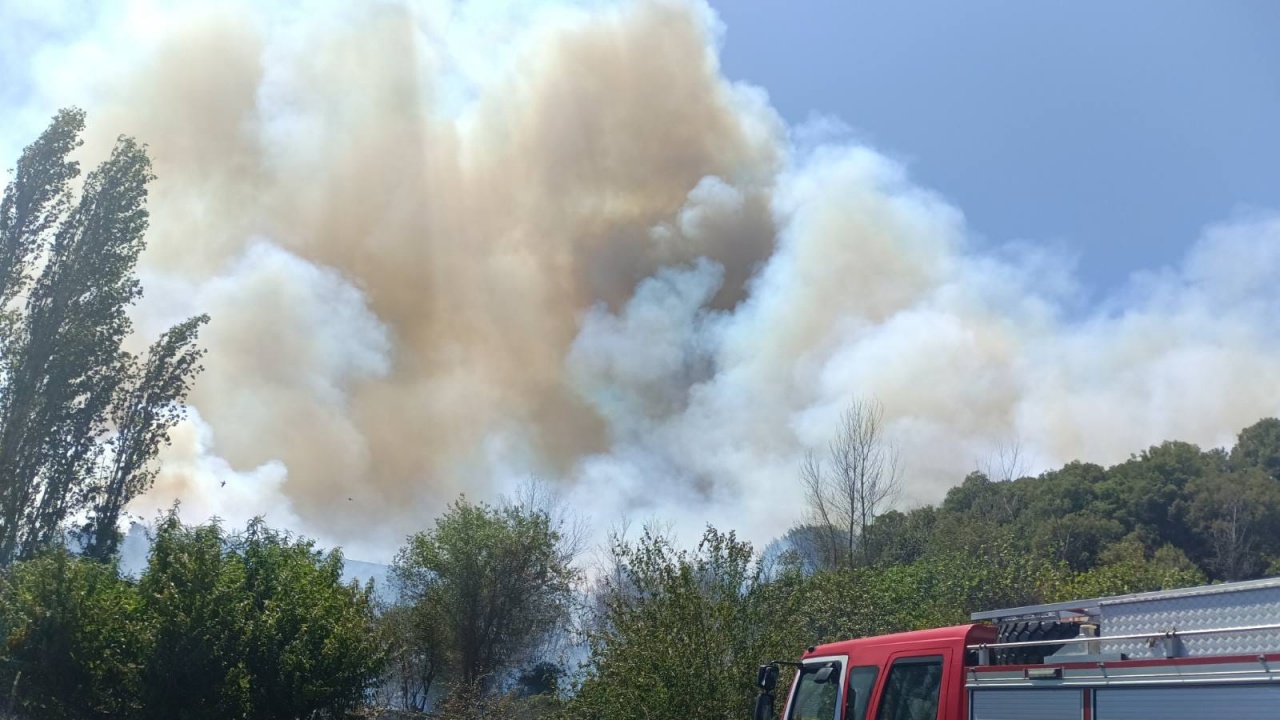 Започна евакуацията заради големия пожар в община Струмяни