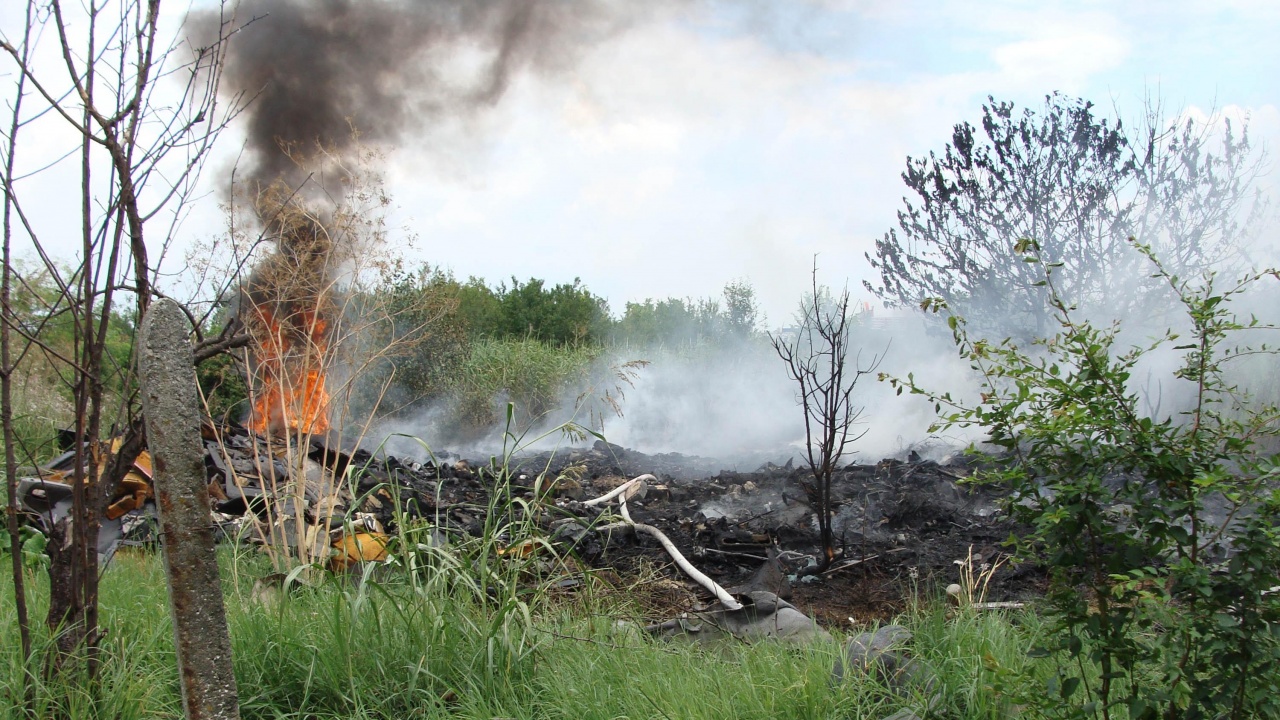 Пожар избухна в сметището край Цалапица