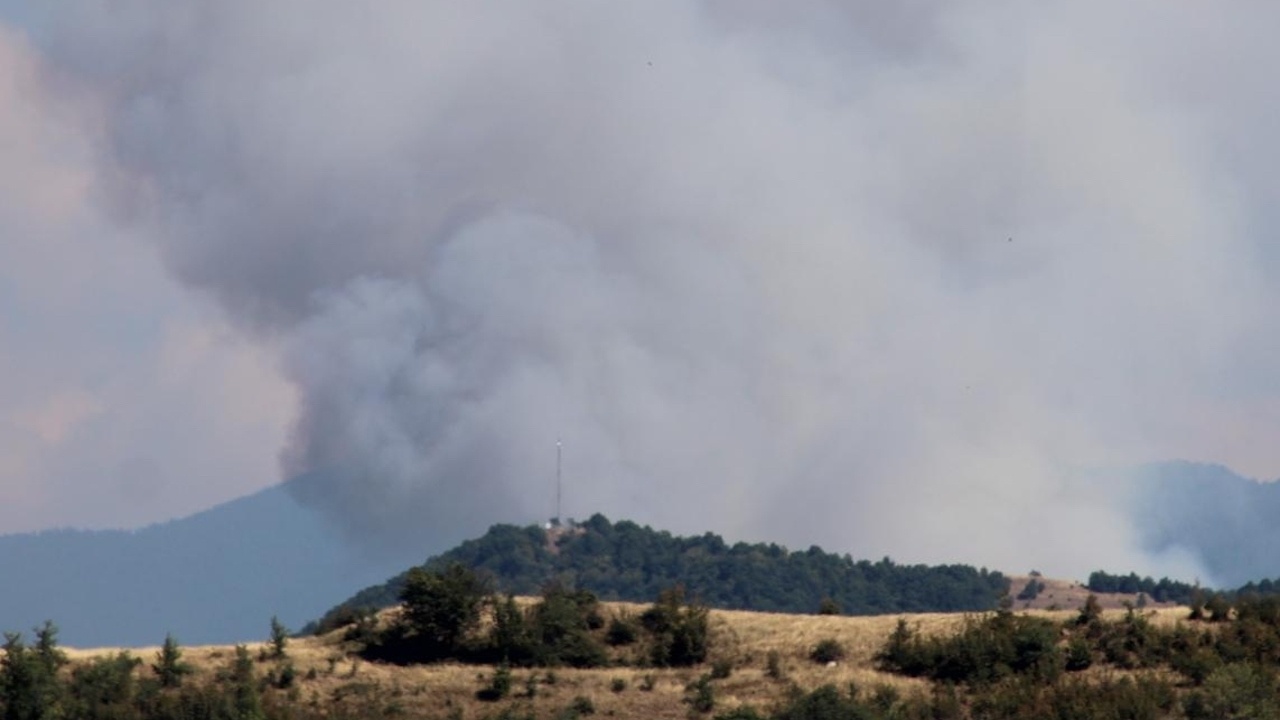 Пожар бушува опасно близо до симитлийското село Сенокос, изгоряха четири къщи