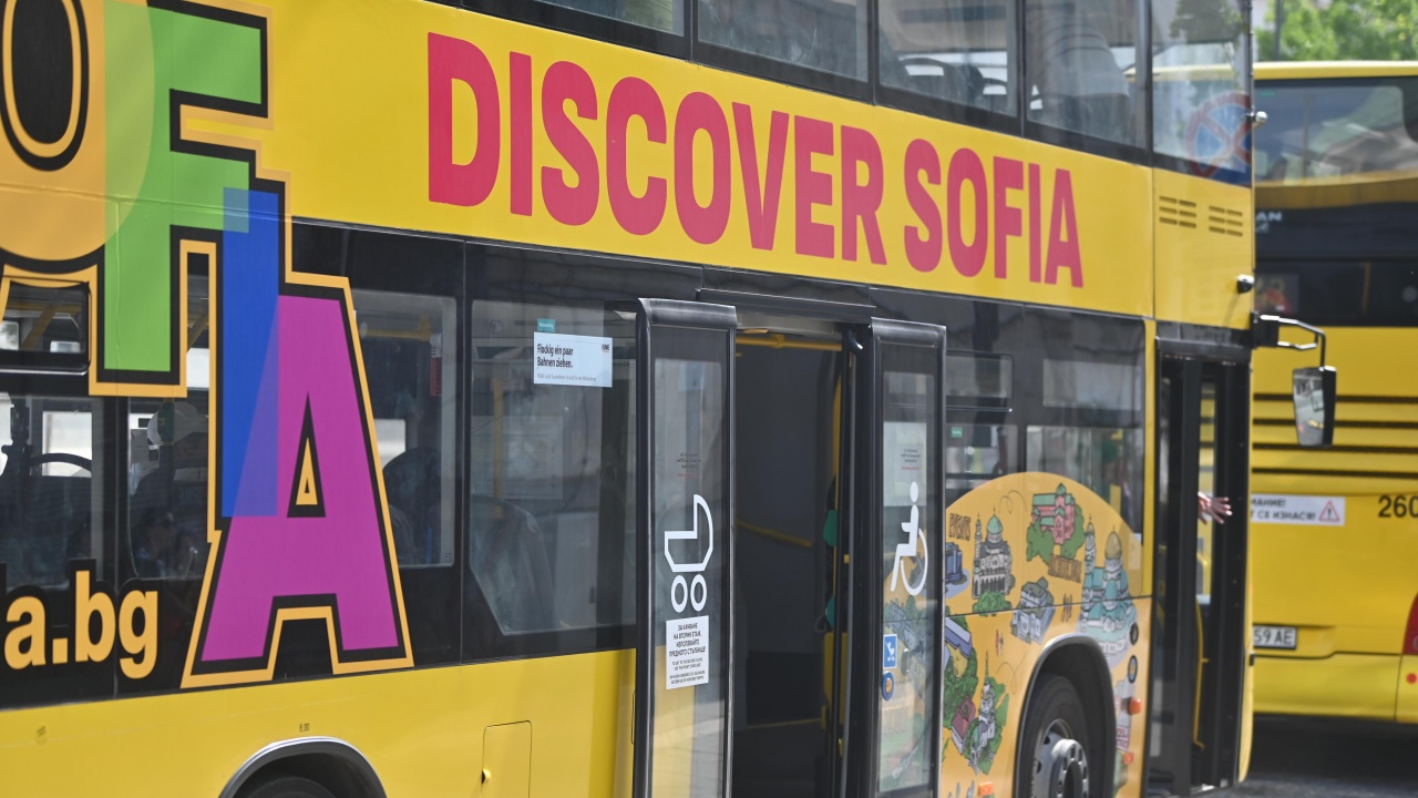 Двуетажен туристически автобус обикаля центъра на София