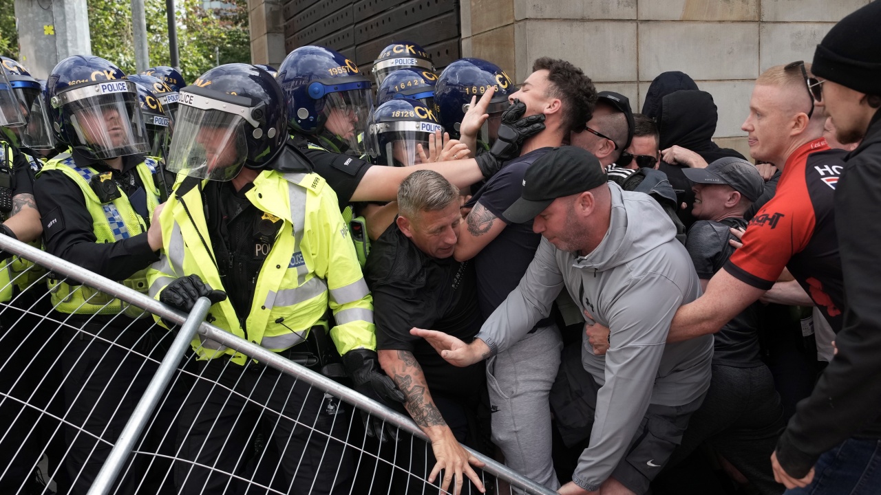 Сблъсъци на антиимигрантски протести във Великобритания