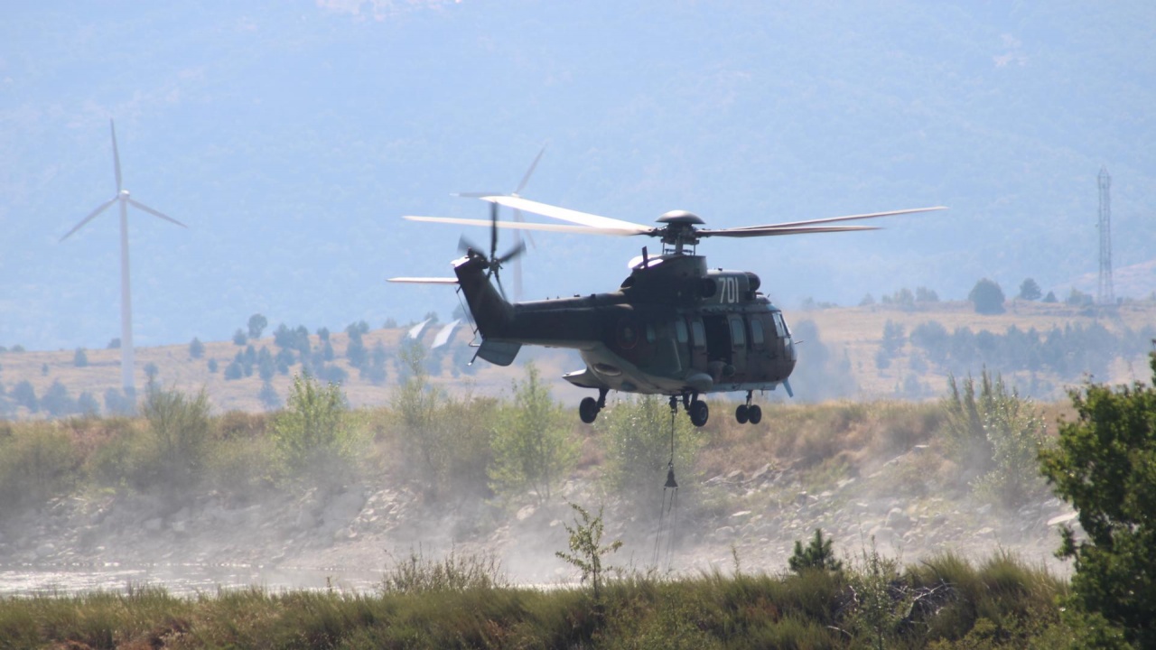 Хеликоптер се включи в гасенето на пожара над пернишкото село Чуйпетлово