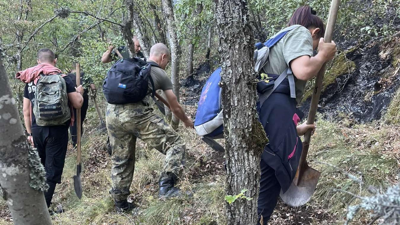 Военни и днес се борят с огнената стихия в планината Славянка