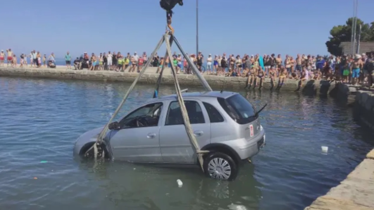 Баба и внуче паднаха с кола в морето