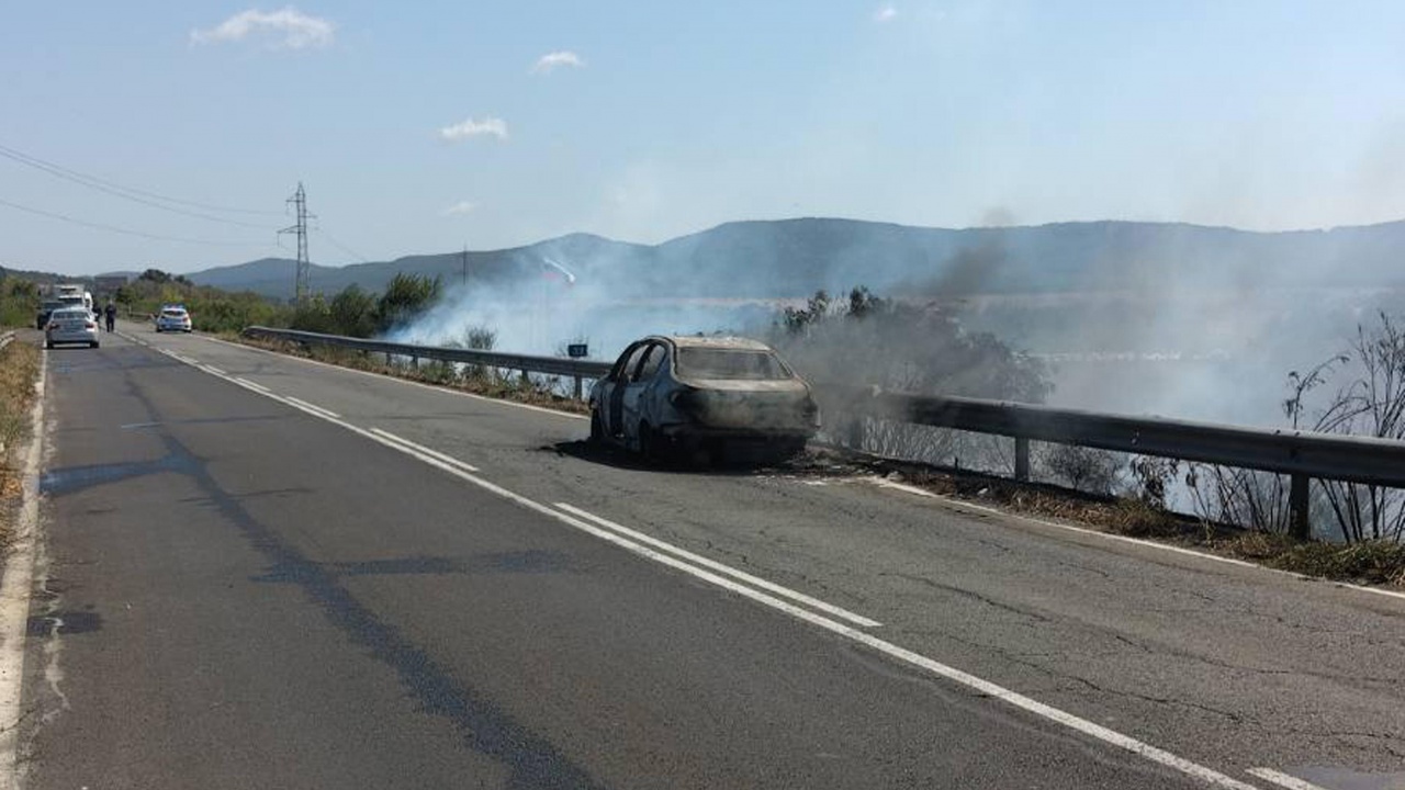 Затварят пътя Созопол - Аркутино заради горящ автомобил