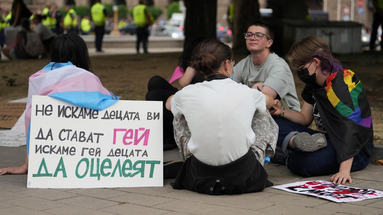 Без напрежение преминаха двете демонстрации в София "за" и "против" законовите промени, забраняващи пропаганда на нетрадиционна сексуална ориентация