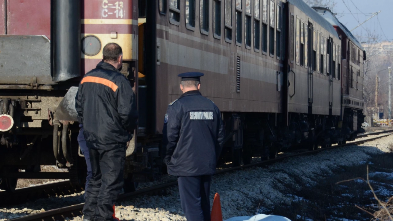 Влак блъсна кола на жп прелез, има загинал