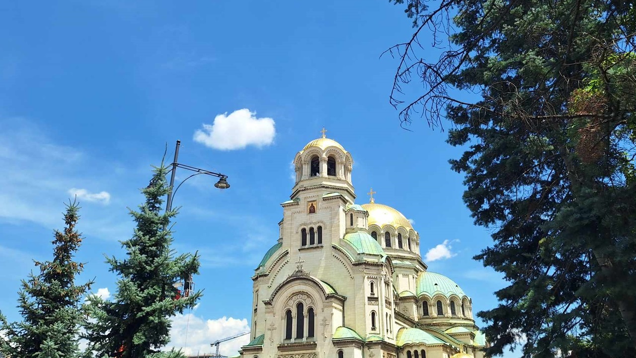 Предложение: Площадът пред храм-паметника "Св. Ал. Невски" да се казва "Св. Иван Рилски"