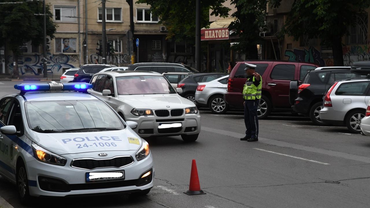 Джигит помете полицай, качи го на капака и го вози един километър