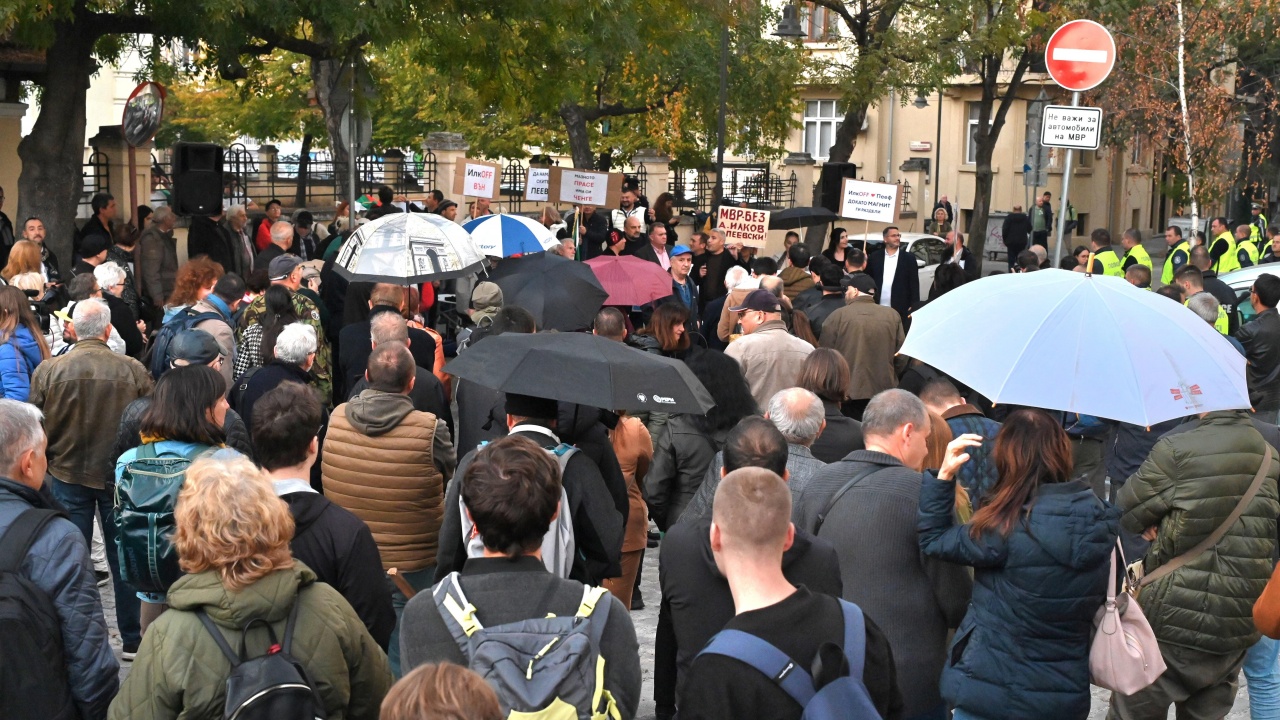 Протестиращи се събраха пред МВР, искат оставката на Илков