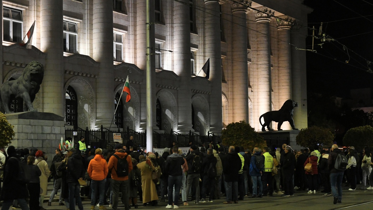 Протест  "#Кой прегрупира главните прокурори" пред Съдебната палата