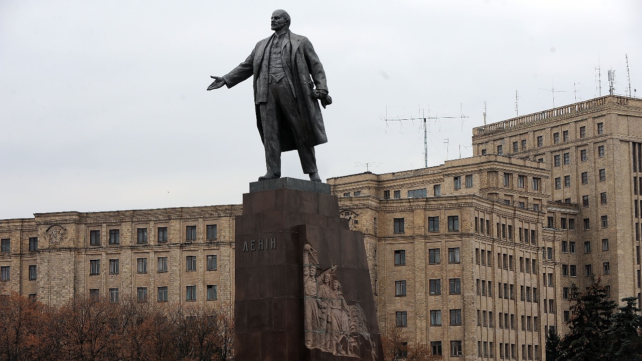 Буря в Казахстан унищожи една от най-старите статуи на Ленин в Централна Азия