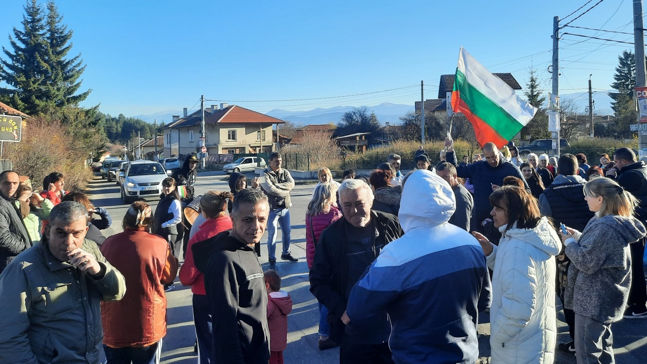 Жители на Ковачевци блокираха път заради стари тръби