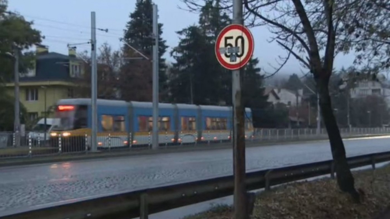 Опасно кръстовище на метри от училище в София