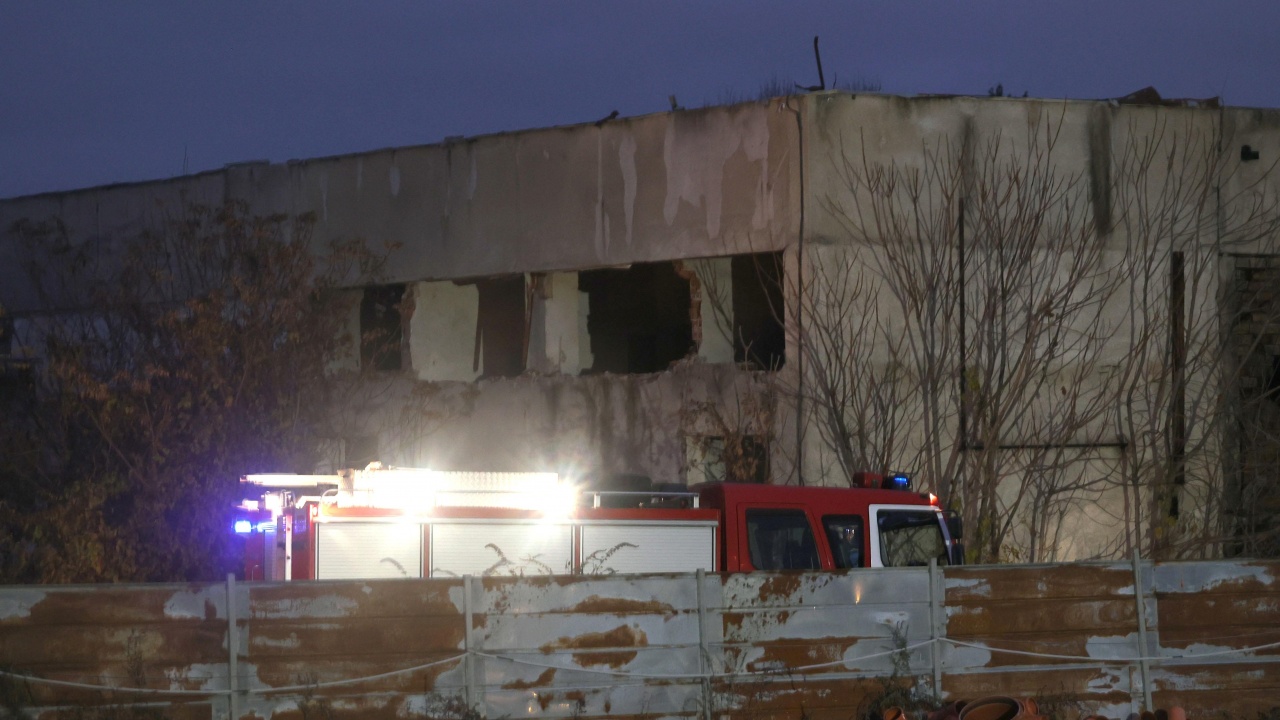 Пожар пламна в бившия месокомбинат "Родопа" в София