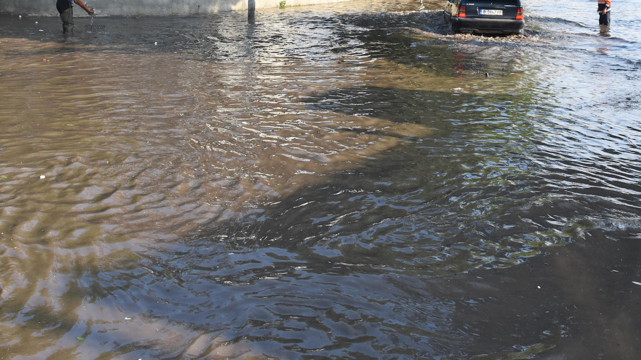 Пловдивска улица е под вода заради авария на водопровод