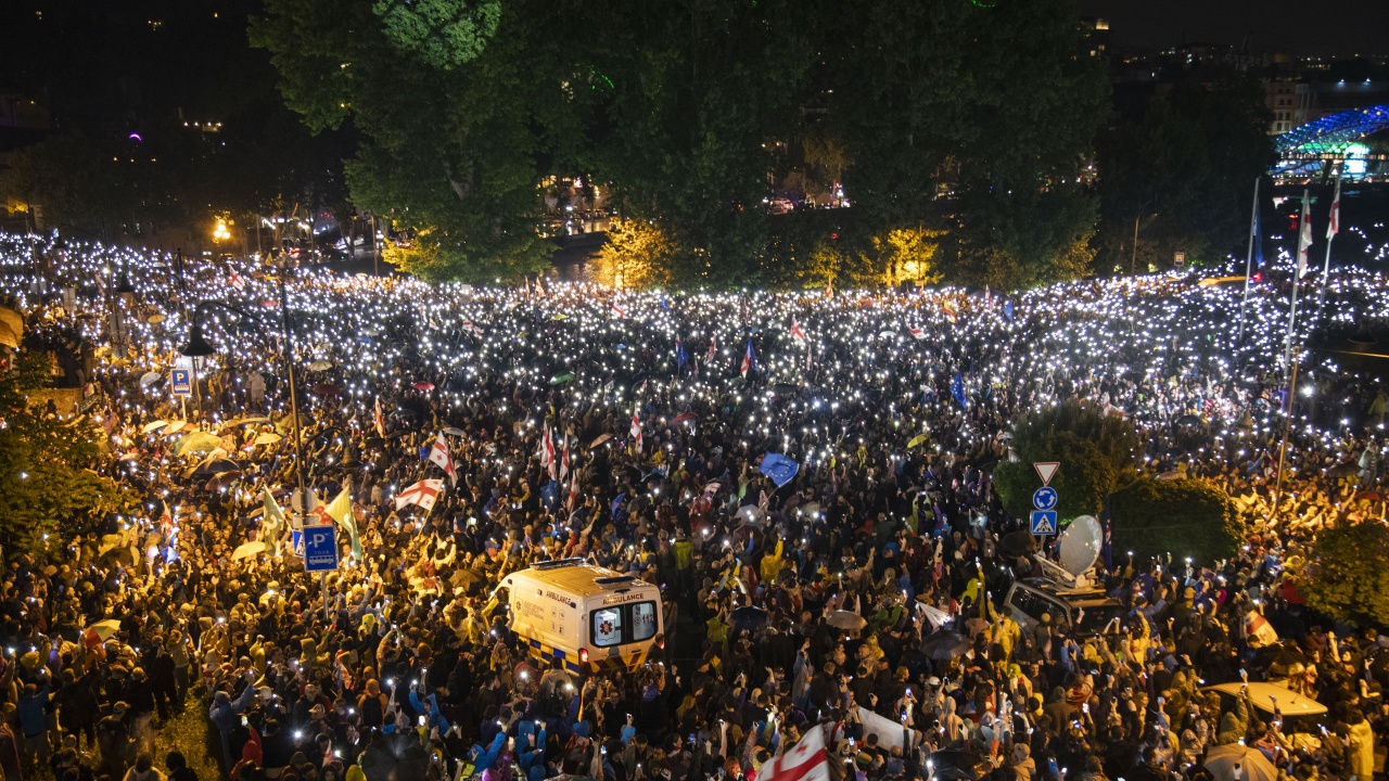 Сблъсъци между полиция и протестиращи в Грузия, след като премиерът замрази преговорите за присъединяване към ЕС