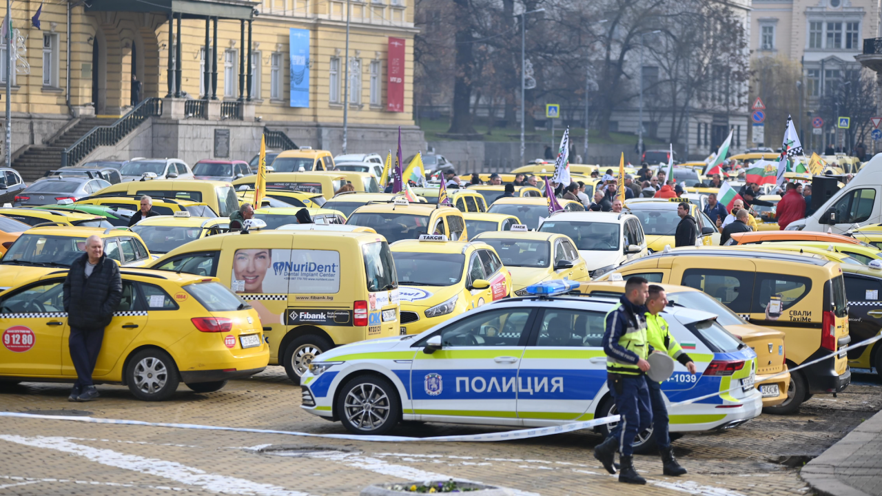 Протестиращи таксиметрови шофьори: Не искаме да плащаме застраховка по 2000 лв. годишно