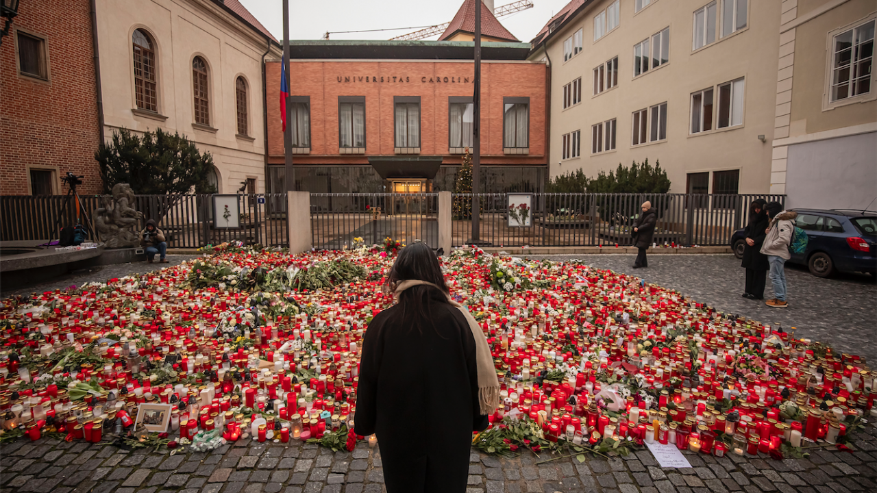 Прага отбеляза една година от най-смъртносното нападение в историята на страната