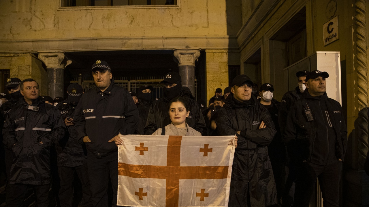 Хиляди на протест в Грузия преди встъпването в длъжност на непризнатия от опозицията президент