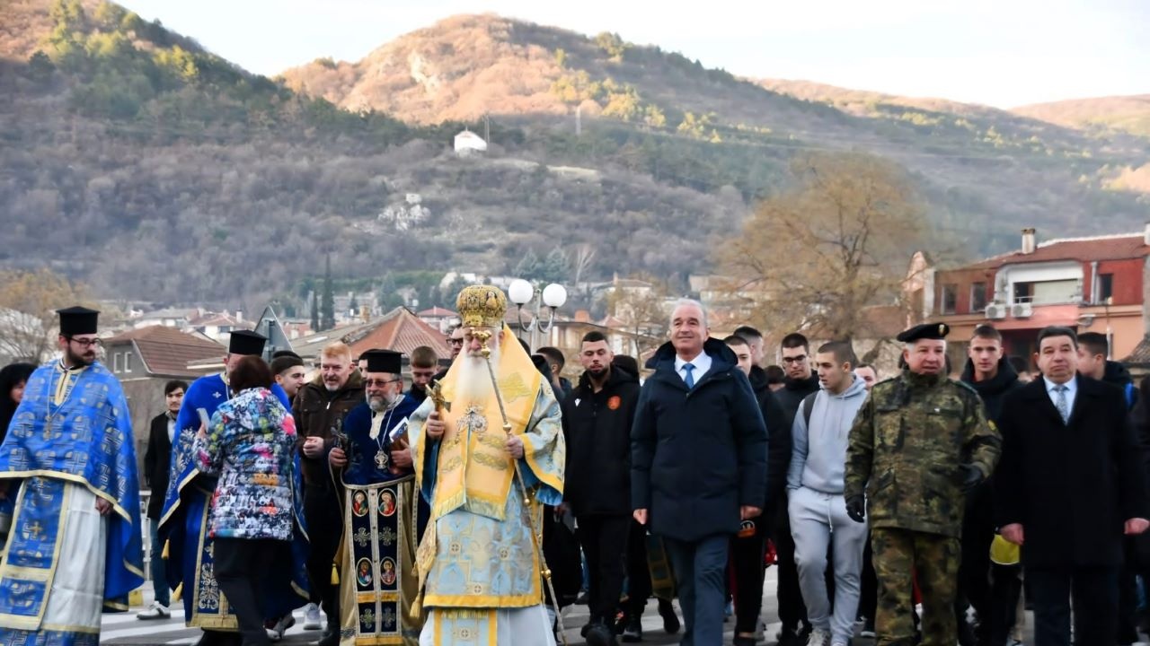 32-годишен спаси богоявленския кръст в Асеновград