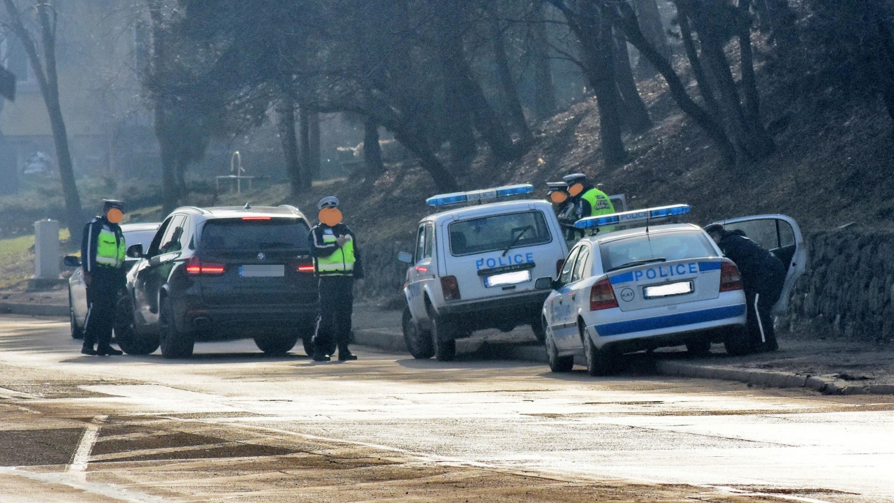 Полицейски служител е задържан при получаване на подкуп