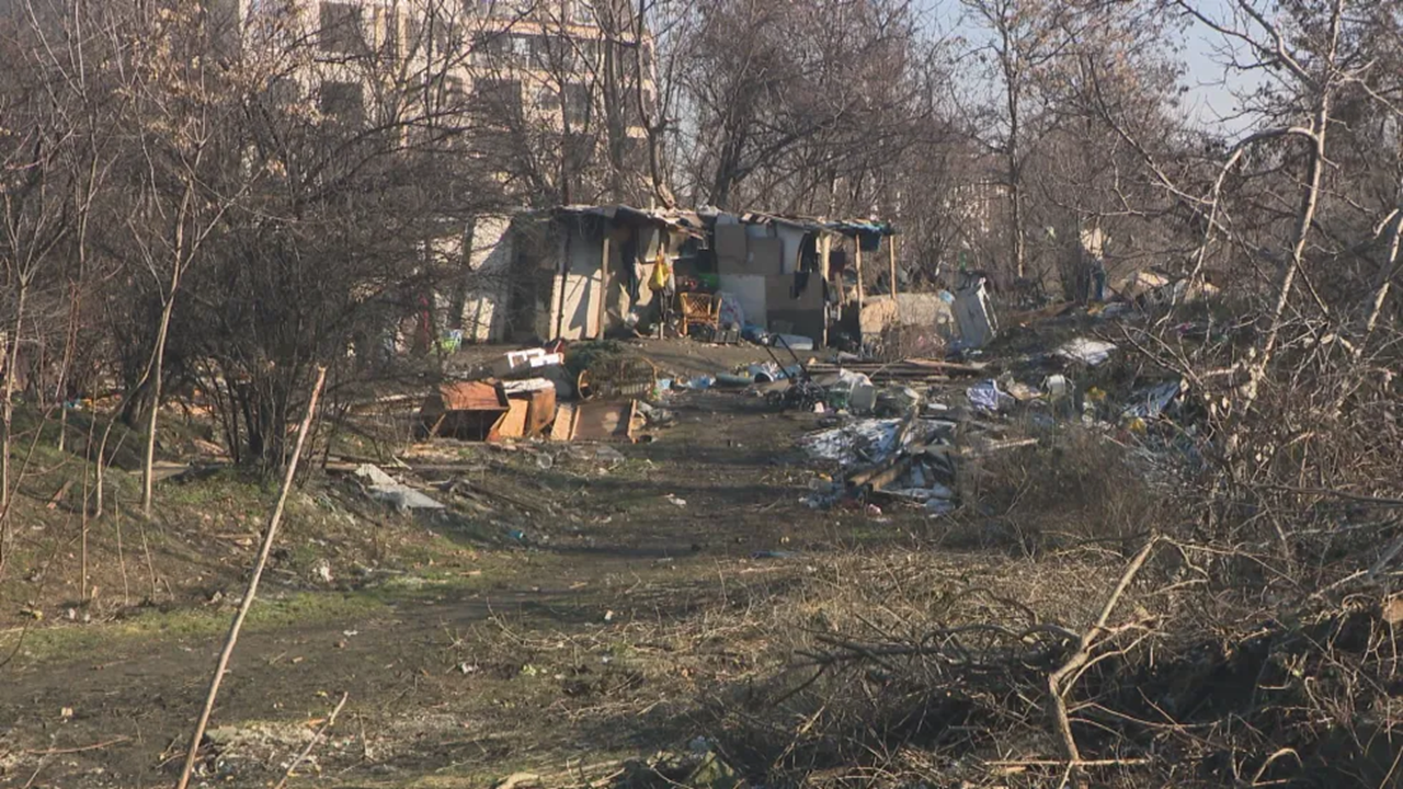 Бездомни хора горят безконтролно отпадъци до блокове в „Подуяне“