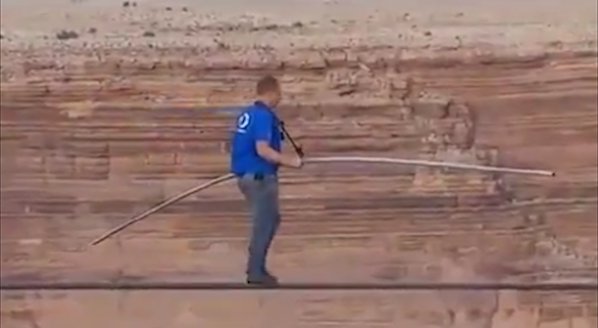 Акробат мина по въже над Големия каньон