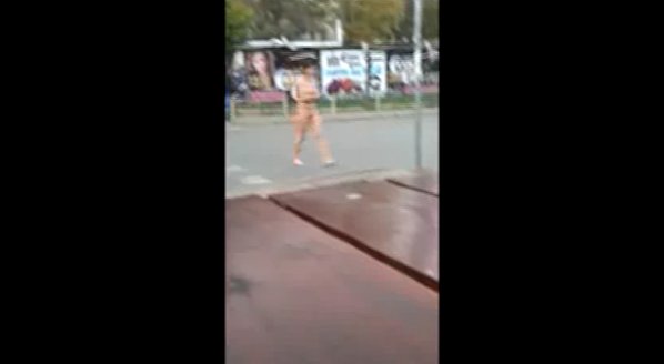 Чисто голо момиче се мотае в Студентски град (любителски кадри)