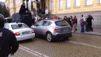 Протестиращ скочи върху колата на Антон Кутев