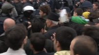 Полицията разчиства пътя за депутатите