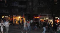 Протестиращи разкъсаха загражденията пред НС и атакуваха сградата!