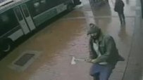 Мъж с брадва нападна полицаи в Ню Йорк