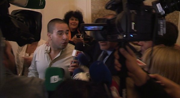 Упорит репортер преследва Бойко Борисов в парламента