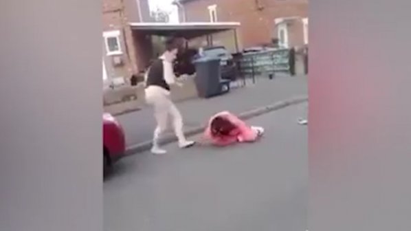 Брутален женски бой шокира Англия