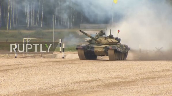 Зрелищно състезание с танкове в Русия