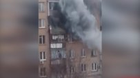Ето как полугола жена скочи от горяща сграда и се спаси като по чудо