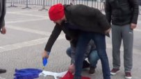 Протестиращи срещу Холандия турци запалиха френския флаг