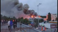 Голям пожар гори в склад на магазин в София