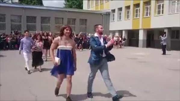 Момчетата от Випуск 2018 от СМГ взривиха мрежата, появиха се с рокли и перуки