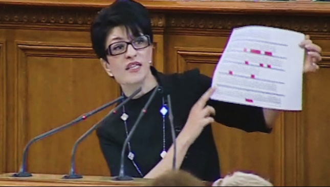 Десислава Атанасова разкри колко пъти Нинова е била в парламента 