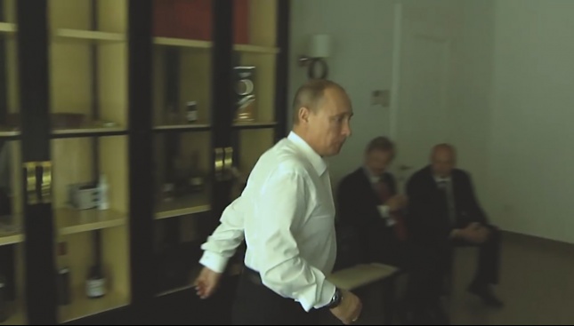 Накуцващият Владимир Путин рекламира битова техника