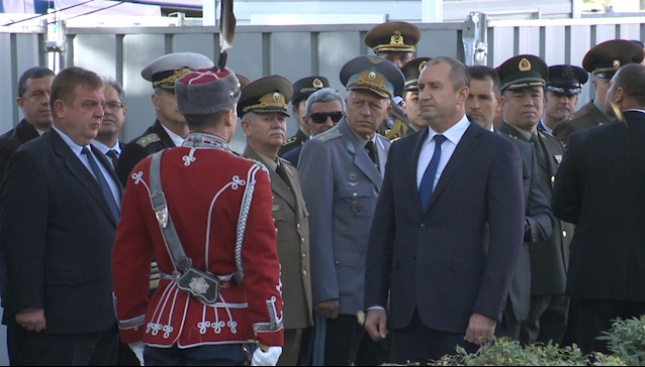 Румен Радев прие почетния караул пред Паметника на българския летец