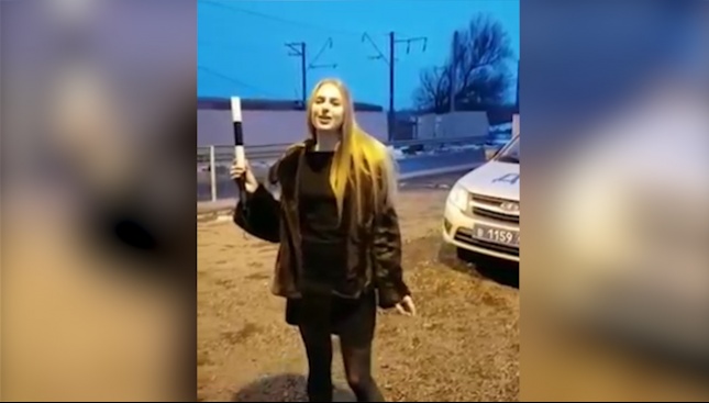 Рускиня налапа полицейска палка в името на нов бюст