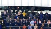 Евродепутати от Партията на Брекзит обърнаха гръб на химна на ЕС