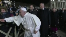 Папата плесна по ръката нахална вярваща, след което се извини