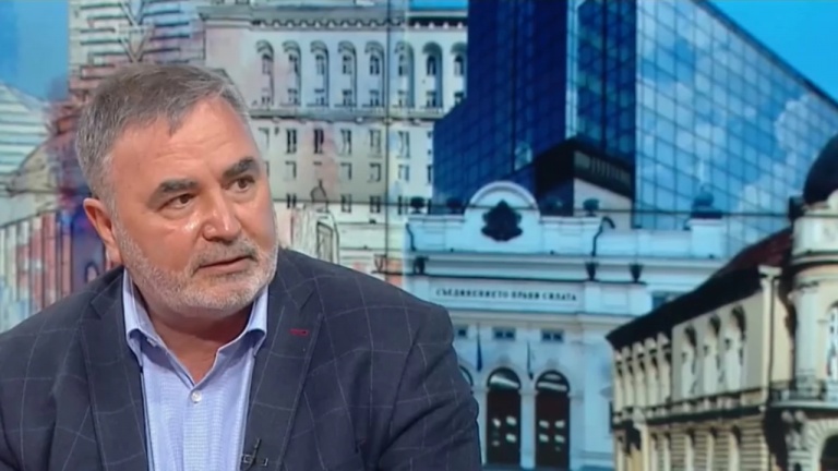 Доц. Ангел Кунчев предупреди: 20% от новите случаи на COVID-19 са на хора под 19 г.