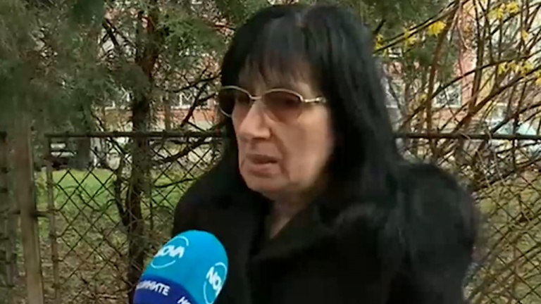 Мъж с коронавирус издъхна, чакайки линейка
