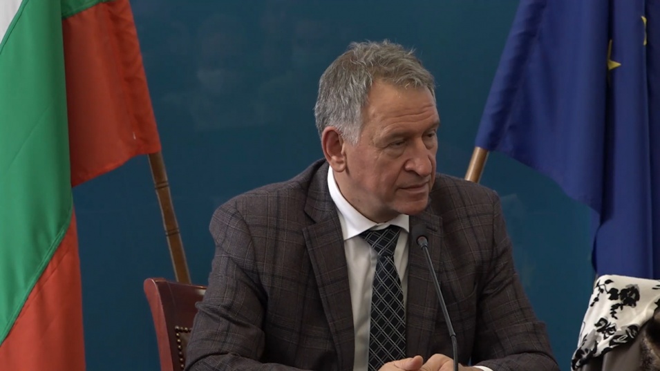 Министър Кацаров: Ако се стигне до затваряне, последни ще бъдат училищата